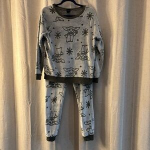 Star Wars Junior Baby Yoda Fleece Soft
PJ Lounge Set. Olive/Army Green Size Jr
M